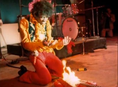 Jimi Hendrix burns its guitar